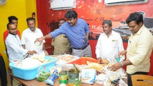 ఏపీలో నాన్ వెజ్ ప్రియులు తస్మాత్ జాగ్రత్త.. కుళ్లిన చికెన్, పిల్లుల మాంసం అమ్ముతున్నారు..!
