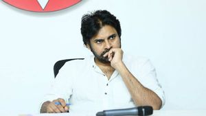 రంగంలోకి పవన్ కళ్యాణ్ : రాజధానిని తరలించవద్దు: అమరావతికి జనసేనాని..!!