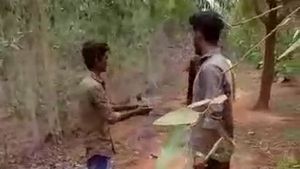 యువతిని వేధించిన పోకిరీలు.. తోటలో చితక్కొట్టిన బంధువులు (వీడియో)