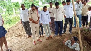 భూమి మాయం చేశారు.. రికార్డుల్లో పేరు మార్చారు.. గోతిలోకి దిగి జర్నలిస్ట్ వింత నిరసన (వీడియో) 