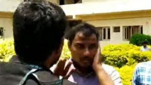 విద్యార్థినితో అసభ్య ప్రవర్తన: కీచక ల్యాబ్ అసిస్టెంట్‌ను చితక్కొట్టిన విద్యార్థులు