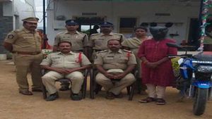 లిఫ్ట్ అడిగి యువతి కిరాక్ పని.. కాస్ట్లీ బైకుతో పరార్..!