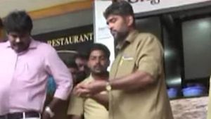 పురుగులు పట్టిన చికెన్.. దర్జాగా అమ్ముతూ.. అధికారులకు అడ్డంగా చిక్కి..!