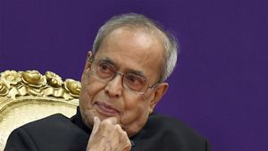 విశాఖలో భారతరత్నకు అవమానం : ప్రణబ్ కు విద్యుత్..నీళ్లు లేకుండా : ఫైరింజన్ తో నీరిస్తారా..!!