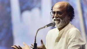కాశ్మీర్ లో మోడీ, అమిత్ షా రాజతంత్రం  ఫలించింది, రాజకీయం చేస్తారా ?: రజనీకాంత్ ! 