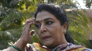 రేణుకా చౌదరికి షాక్: చీటింగ్ కేసులో నాన్ బెయిలబుల్ వారెంట్ జారీ