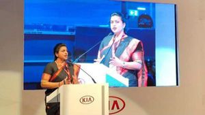  సీఎం జగన్..చంద్రబాబు మిస్సయ్యారు..రోజాకు చాన్స్ దక్కింది: అధికారిక హోదాలో తొలిసారి..!!