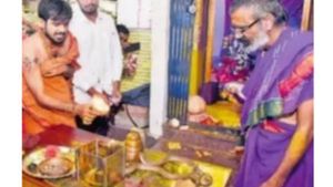 అమ్మోరి ఆలయంలో నాగుపాము.. ప్రత్యేక పూజలు.. ఎగబడ్డ జనం..!