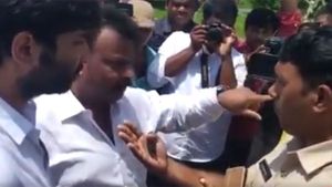 చంద్రబాబు ఇంటి వద్ద ఉద్రిక్తత ... లాఠీ చార్జ్ .. ఆందోళనకారుల అరెస్ట్..భగ్గుమన్న టీడీపీ 