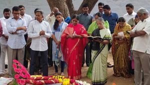 వైఎస్ వివేకా హత్యకేసులో ఇంకా వీడని మిస్టరీ: జయంతి నాడు గుర్తు చేసుకున్న కుటుంబం