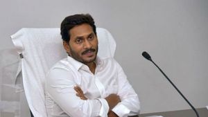  వైసీపీలో కొత్త రగడ : కర్నూలు రాజధాని కోసం సమావేశం..ఆ జిల్లాల్లో ఇలా : జగన్ వద్దకు పంచాయితీ..!!