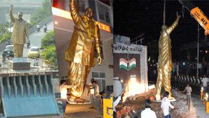 వైఎస్ విగ్రహం: కూల్చిన చోటే పున: ప్రతిష్ఠ: దశమ వర్ధంతి నాడు ఆవిష్కరణ