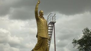 గుంటూరు జిల్లాలో వై ఎస్ విగ్రహం ధ్వంసం .. వైసీపీ నేతల ఆగ్రహం.. గ్రామంలో ఉద్రిక్త వాతావరణం 