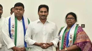 చక్రం తిప్పిన అవంతి: టీడీపీకి గుడ్ బై: వైసీపీలోకి అడారి కుటుంబం ఎంట్రీ! 