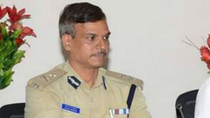 ఫోన్ ట్యాపింగ్ ఎఫెక్ట్: ఐపీఎస్ అధికారి బదిలి, పోస్టింగ్ మాత్రం లేదు, సంకీర్ణం దెబ్బ !