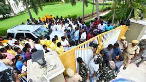 టీడీపీ శిబిరం నుండి బాధితుల తరలింపు : గ్రామాలకు పంపేసిన పోలీసులు: టీడీపీ నేతల అరెస్ట్..!!