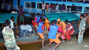 బోటులో 93 మంది: హర్షకుమార్, పరువు నష్టం దావా వేస్తానని మంత్రి అవంతి ఫైర్ 