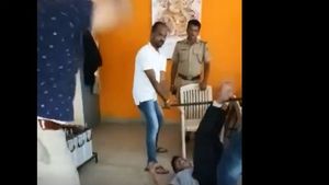 పోలీస్ స్టేషన్ లో ప్రత్యక్ష నరకం: నిందితుడిని తలకిందులుగా కట్టేసి హాకీ స్టిక్ తో..