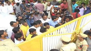 హై టెన్షన్ : ఆత్మకూరుకు వెళ్లేందుకు చంద్రబాబు ప్రయత్నం :అడ్డుకున్న పోలీసులు..!!