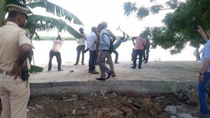 ఏపీ సీఎం నో కాంప్రమైజ్: అక్రమ నిర్మాణాల తొలిగింపు ప్రారంభం: చంద్రబాబు ఇల్లు కూడా తప్పదు!