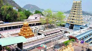 గ్యాస్ లీక్..: దుర్గ గుడి వంట గదిలో.. తప్పిన పెను ప్రమాదం