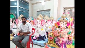 అద్దెకు భారీ వినాయకుడి విగ్రహాలు, ఆశ తీరింది, డబ్బు మిగిలింది, ట్రెండ్ సెట్ చేశారు!