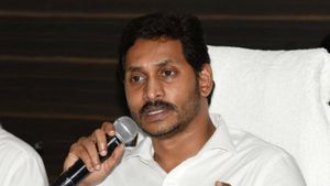 పడవ ప్రమాదంపై జగన్ సీరియస్, బాధగా ఉందంటూ.. క్లియర్ కట్ ఆదేశాలు: మృతులకు 10లక్షల పరిహారం