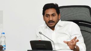 కలెక్టర్‌కు రూ. కోటి, గ్రామ సచివాలయాల్లో హెల్ప్‌లైన్: జగన్ సమీక్ష సాగిందిలా..