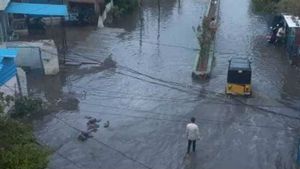 కర్నూలు జిల్లాను ముంచెత్తుతున్న వర్షం ... కర్నూలు-చెన్నై హైవేపై రాకపోకలు బంద్ 
