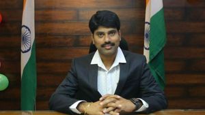 ఆ కలెక్టర్ స్టైలే వేరు .. సైకిల్ పై ములుగు కలెక్టర్ .. పనితీరుతో ప్రజలు ఫిదా 