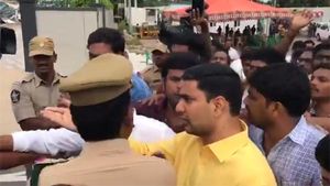 చంద్రబాబు ఇంటి వద్ద హై టెన్షన్ : లోకేశ్ ను అడ్డుకున్న పోలీసులు : భైఠాయింపు..!!