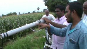 పంటపొలాల్లో కోతుల బెడదకు చెక్.. మంకీ గన్ తయారు చేసిన యువరైతు 