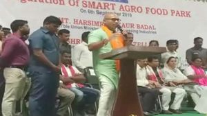 కేంద్ర మంత్రుల పర్యటన గందరగోళం.. టీఆర్ఎస్, బీజేపీ శ్రేణుల లొల్లి..!
