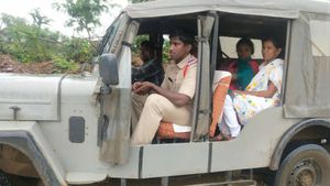 వీడియో: నల్లమల అడవుల్లో పోలీసు జీపెక్కిన గ్రామ సచివాలయ పరీక్ష అభ్యర్థులు!