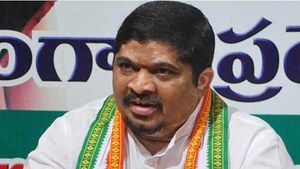 కరీంనగర్ స్మార్ట్ సిటీ కాదు వరస్ట్ సిటీ.. రోడ్లపై నాట్లేసి పొన్నం నిరసన