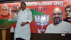 కేసీఆర్ కుటుంబ పాలన.. బీజేపీ డోర్లు తెరిస్తే టీఆర్ఎస్ ఎంపీలు కారులో ఉంటారా? : రఘునందన్
