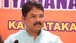 కర్ణాటకలో మరో స్కాం, చీటింగ్ కేసు సీఐడీకి: క్యాబ్ లు, కార్లు ఇస్తాం, ఎల్లో ఇండియా!