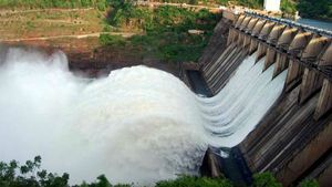 సీజన్ లో నాలుగోసారి: శ్రీశైలం రిజర్వాయర్ గేట్లు మళ్లీ ఎత్తివేత: కృష్ణాకు వరదపోటు!