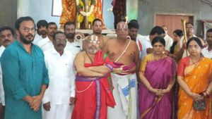 సైరా సక్సెస్ కోసం : యాదాద్రిలో  పూజలు చేసిన చిరంజీవి సతీమణి సురేఖ