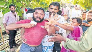 నీలి చిత్రాలే వ్యసనం : బాలికలకు చూపిస్తూ దొరికిపోయాడు