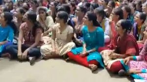 ఇంజనీరింగ్ కాలేజీలో కుక్కల బీభత్సం.. విద్యార్థినిపై దాడి, పరిస్థితి విషమం..!