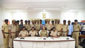అంతర్రాష్ట్ర దొంగల ముఠా సభ్యుడు అరెస్ట్ ... అరకిలో బంగారం స్వాధీనం