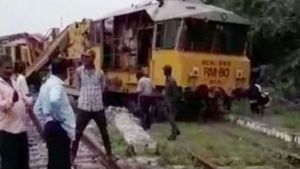  పట్టాలు తప్పిన బీఎంసీ: పలు రైళ్లు రద్దు, రాకపోకలకు తీవ్ర అంతరాయం