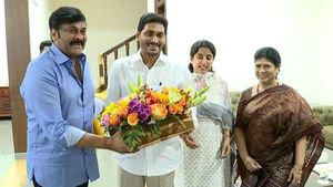 చిరంజీవికి జగన్ ఆత్మీయ స్వాగతం: రాం చరణ్ గైర్హాజరు: కారణం అదేనా..!