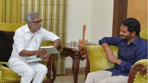 ముఖ్యమంత్రా.. మజాకా..!ఒకే పార్టీలో ఉండాలని దగ్గుబాటికి జగన్ ఆదేశం..!!పురంధేశ్వరి ఏంచేయబోతున్నారు..!