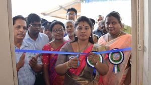 మొన్న వెండితెర పైన..నేడు విద్యార్థుల మధ్య: డిప్యూటీ సీఎం స్టెప్పులు వేస్తే..సంథింగ్ స్పెషల్