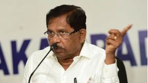 మాజీ ఉప ముఖ్యమంత్రికి ఐటీ షాక్, ఇల్లు, విద్యా సంస్థల్లో దాడులు, కాంగ్రెస్ టార్గెట్ !