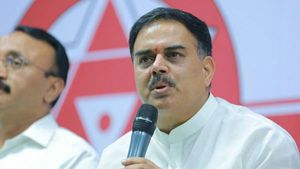 బెంగళూరులో ఉంటే అనంతలో కేసు ఎలా పెడతారు?: డీజీపీకి జనసేన