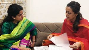 వైఎస్ భారతితో మహేష్ బాబు భార్య నమ్రత భేటీ: ముఖ్యమంత్రి ఇంటికి ఒక్కరొక్కరుగా.. 