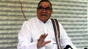 గ్రామ సచివాలయ వ్యవస్థ అవసరమా అని ప్రశ్నించిన నాదెండ్ల భాస్కర్ రావు .. జగన్ పై ఫైర్ 